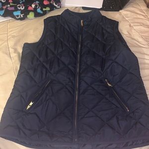 it’s a sleeveless vest with two pockets